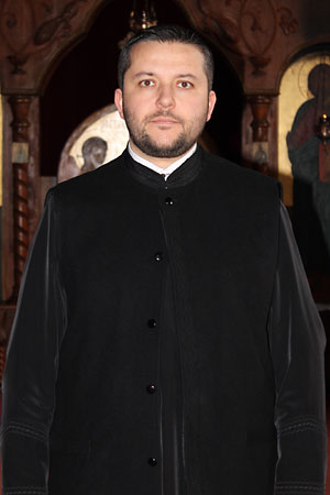 Foto von Aleksandar Skoric vor der Ikonostase in der Kirche